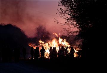  Menschen genießen die Atmosphäre des Osterfeuers