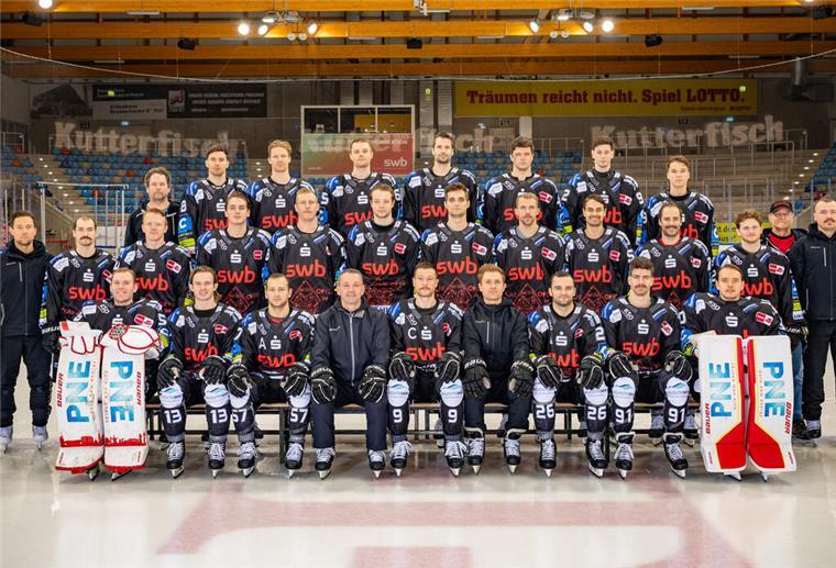 Auch in dieser Saison gibt es ein Playoff-Trikot. Dieses ist schwarz und das Vereinslogo scheint dabei in Flammen zu stehen.