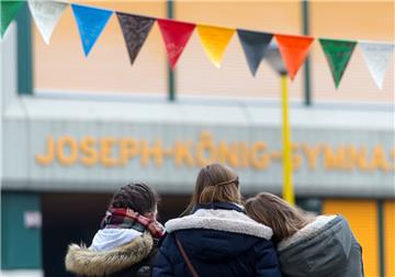 Auch in Haltern am See (Nordrhein-Westfalen) ist vor dem Joseph-König-Gymnasium  an die verstorbenen Schüler gedacht worden. 16 Schüler und zwei Lehrkräfte des Joseph-König-Gymnasiums befanden sich an Bord der Germanwings Maschine, die am 24.03.2015 auf dem Weg von Barcelona nach Düsseldorf abgestürzt war. 