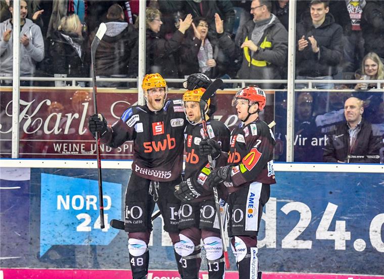 "Sportler des Jahres": Fischtown Pinguins und Denise Meyer gewinnen Auch in ihrem dritten Jahr in der DEL spielten die Fischtown Pinguins eine hervorragende Rolle. Die Wahl als Bremerhavens "Mannschaft des Jahres" ist der verdiente Lohn.