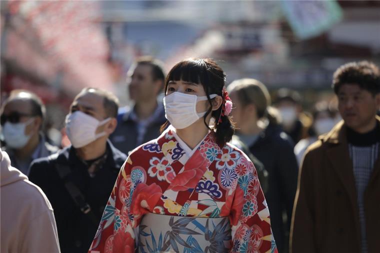 Auch in Japan tragen die Menschen Mundschutz - aus Angst vor dem Coronavirus. Die Zahl der Infektionen und Todesopfer durch die Lungenkrankheit aus China ist erneut gestiegen. 