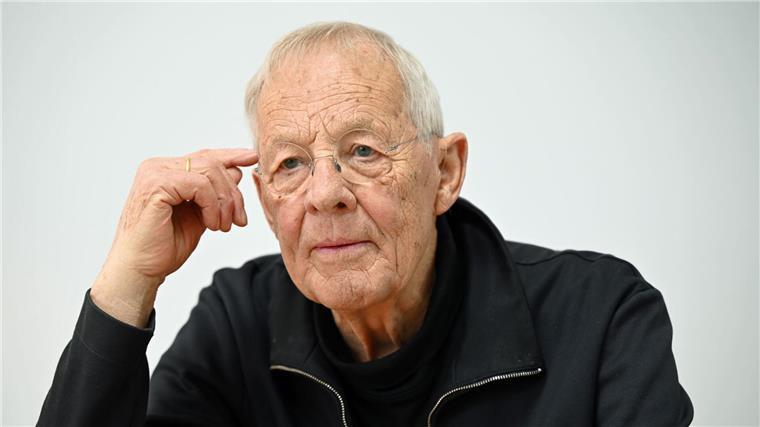Schauspielern auf der Zielgeraden - Rolf Becker wird 90 Auch in seinem hohen Alter steht er noch vor der Kamera.