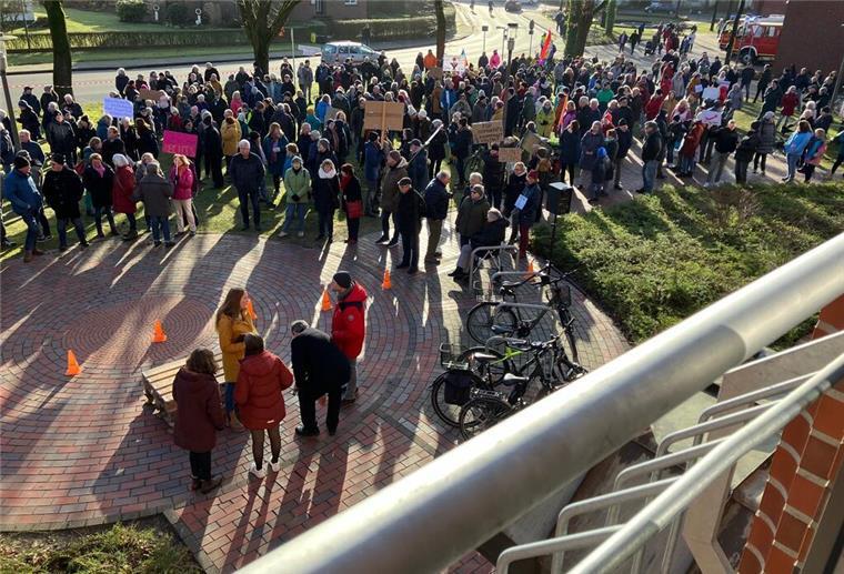 Auch in Tarmstedt haben sich viele Menschen zur Demo versammelt