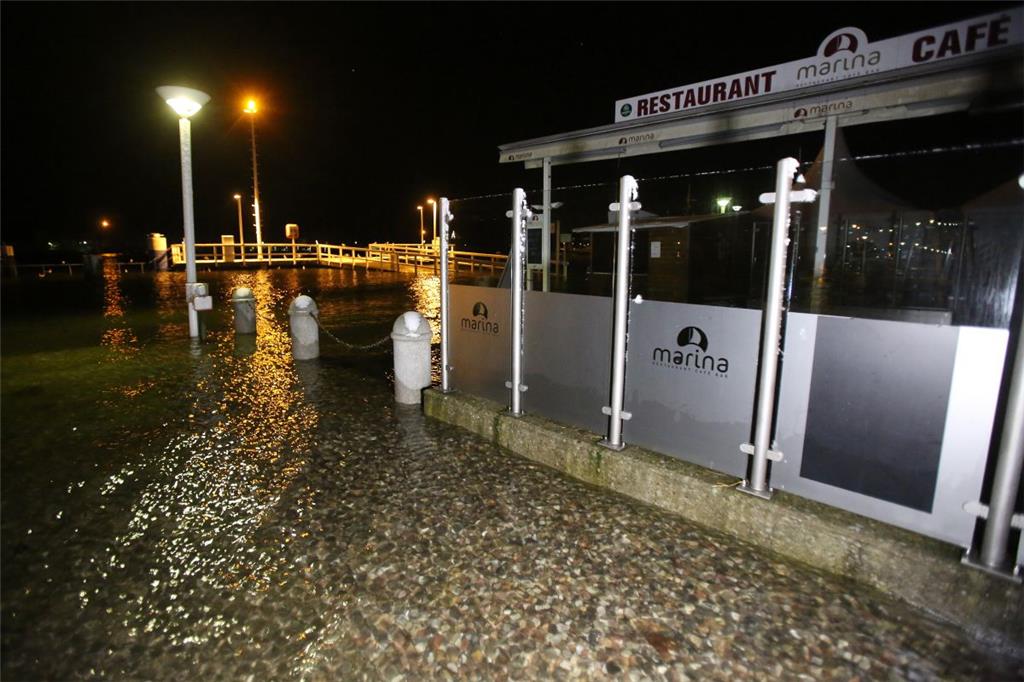 Auch in Travemünde hieß es Land unter. Von der Strandpromenade war in der Nacht ...