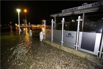 Auch in Travemünde hieß es Land unter. Von der Strandpromenade war in der Nacht ...