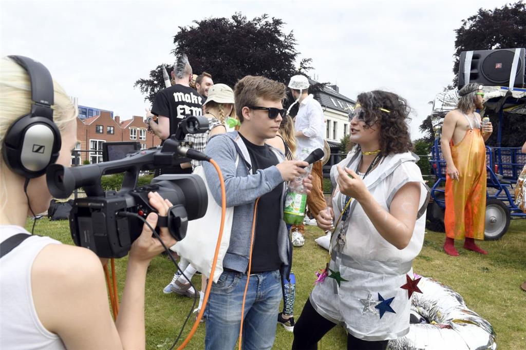 Auch Interviews müssen sein. Foto: Scheer