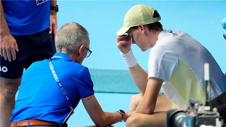 Becker spricht Klartext über „Sorgenkind“ Zverev Auch Italiens Tennisstar Jannik Sinner (r) hat immer mal wieder körperliche Probleme