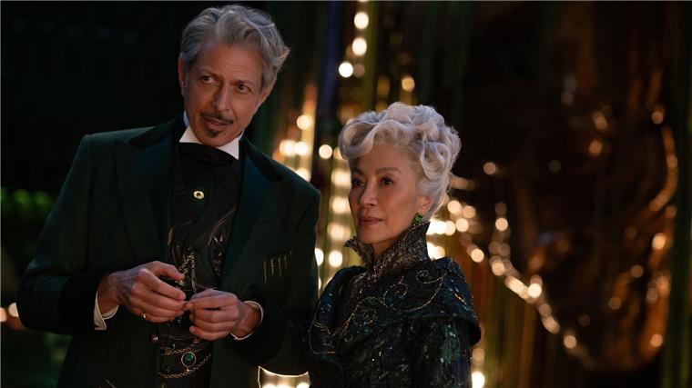 Auch Jeff Goldblum als Zauberer von Oz und Oscar-Preisträgerin Michelle Yeoh als Madame Akaber spielen in „Wicked“ mit.