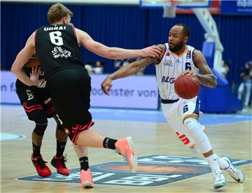 Auch Jerry Smith (rechts) muss bei den Eisbären im Abstiegskampf noch Gas geben. 