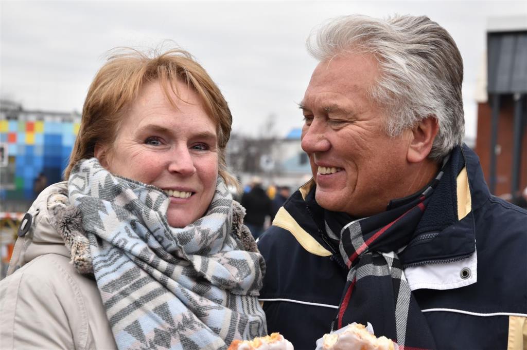 Auch Jörg und Doris Wied aus Langen haben es sich schmecken lassen.