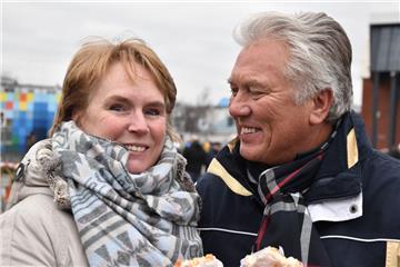 Auch Jörg und Doris Wied aus Langen haben es sich schmecken lassen.