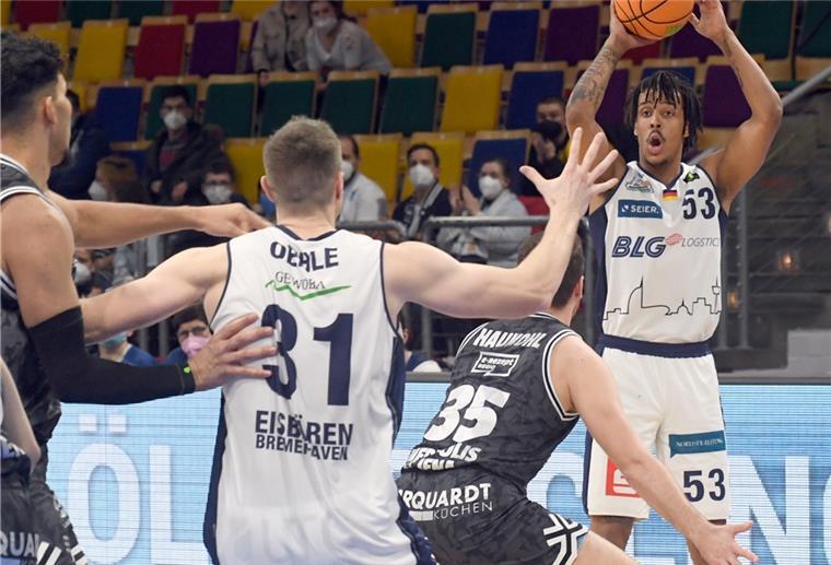 Auch Kevin Yebo (rechts) konnte die zweite Niederlage der Eisbären in Folge nicht verhindern.