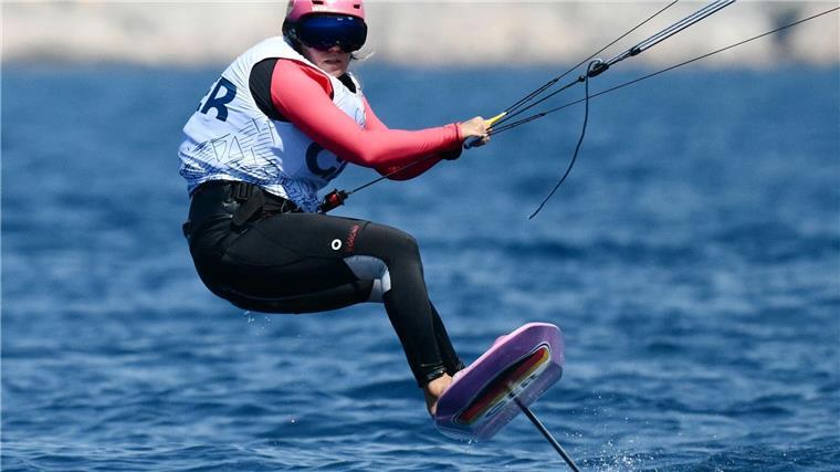 Deutsche Segler nach spektakulärem Kite-Finale medaillenlos Auch Kitesurferin Leonie Meyer konnte keine Medaille für das deutsche Segelteam vor Marseille erobern.