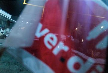  Eine Fahne der Gewerkschaft Verdi weht vor dem Fenster eines Busses der Berliner Verkehrsbetriebe BVG im Betriebshof Lichtenberg. 