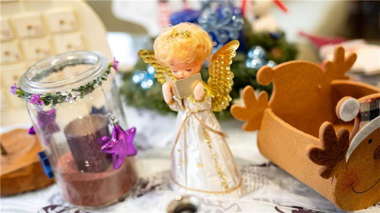Auch Kuriositäten fänden immer wieder Abnehmer - etwa ein gusseiserner Tannenbaum-Ständer von 1896 oder eine Barbie mit wirren Harren und Goldflitterflügeln.