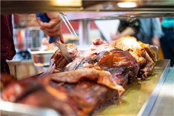 Auch leckeres Fleisch war im Angebot. Foto: Hartmann
