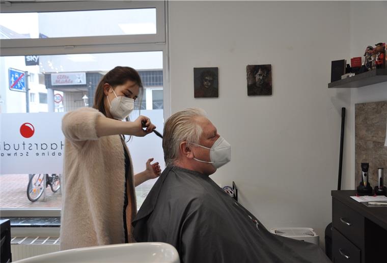 Kunden glücklich über Friseur-Öffnung Auch Männer freuen sich, dass die Friseurgeschäfte wieder offen sind. Ingo Duden fand, dass er nach elf Wochen „wie Catweazle“ aussah. Emily Rosummek kümmert sich darum, dass er wieder in den Spiegel schauen mag.