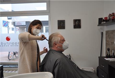 Auch Männer freuen sich, dass die Friseurgeschäfte wieder offen sind. Ingo Duden fand, dass er nach elf Wochen „wie Catweazle“ aussah. Emily Rosummek kümmert sich darum, dass er wieder in den Spiegel schauen mag.