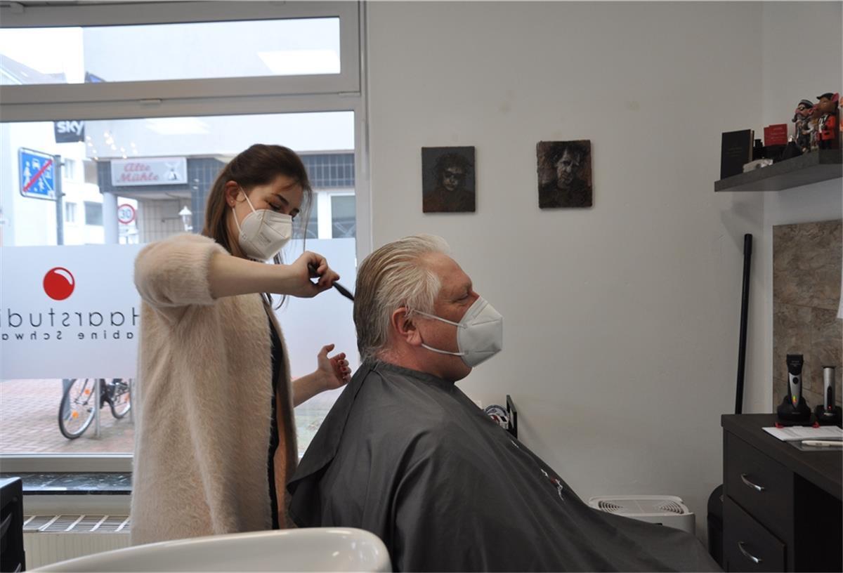 Auch Männer freuen sich, dass die Friseurgeschäfte wieder offen sind. Ingo Duden fand, dass er nach elf Wochen „wie Catweazle“ aussah. Emily Rosummek kümmert sich darum, dass er wieder in den Spiegel schauen mag.