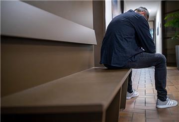Auch Männer werden Opfer von Gewalt, zum Beispiel in Beziehungen. Diese Gewalt ist zumeist psychischer Natur und spielt sich über längere Zeit im Verborgen.