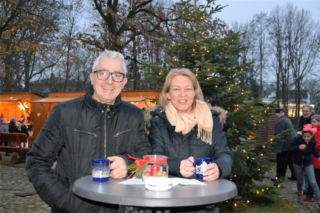 Auch Manuela Ökert und Bruno Caputo besuchten den Weihnachtsmarkt in Bad Bederke...