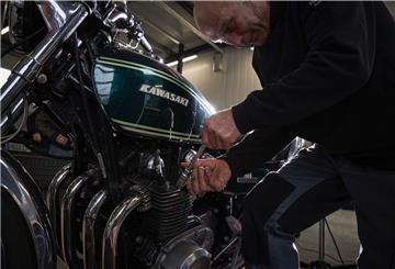 Reparatur an einem Motorrad der Marke Kawasaki. 