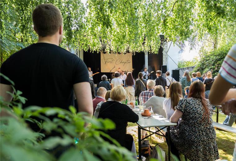 Lange Nacht der Kultur in Bremerhaven Ein Publikum schaut einem Auftritt bei der Langen Nacht der Kultur in Bremerhaven zu.