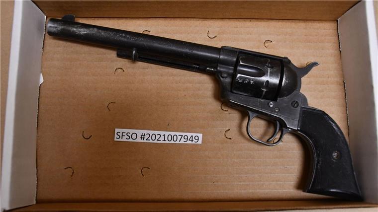 Auch nach dem Prozess sind weiter viele Fragen offen - etwa, wie die scharfe Munition ans Set und in den Colt gelangte.
