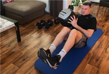 Auch nach dem Saisonende müssen Basketballer an ihrer Fitness arbeiten. Eisbären-Profi Joshua Braun macht das in seiner vom Club gestellten Wohnung in Bremerhaven.