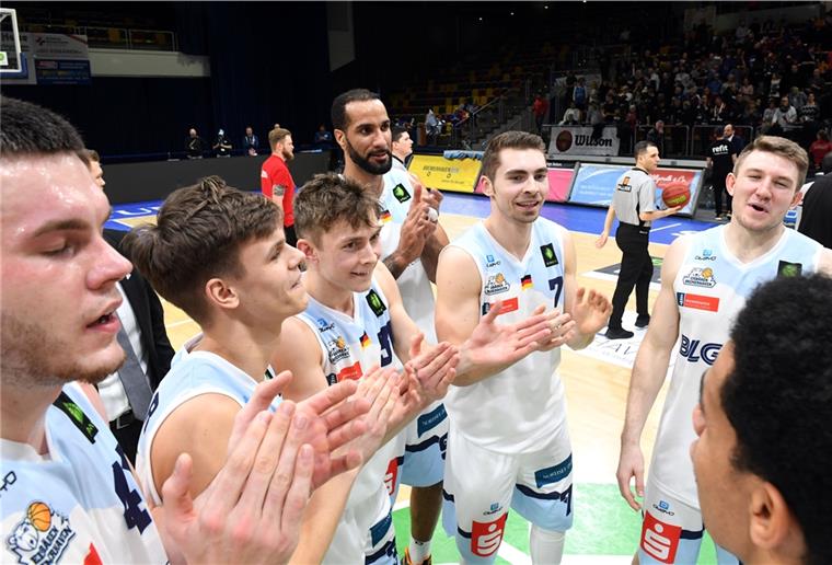 Auch nach dem Spiel gegen Tübingen konnten sich die Eisbären freuen. Im zwölften Heimspiel gab es den elften Sieg.