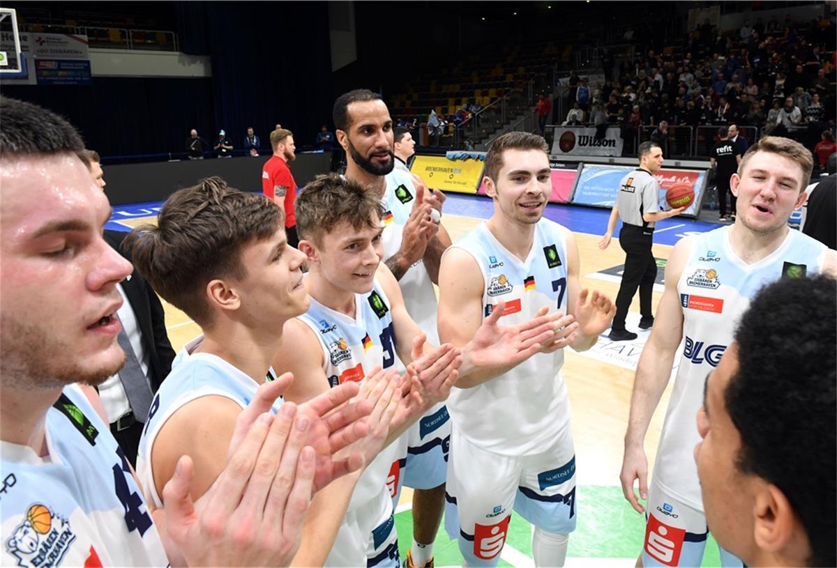 Auch nach dem Spiel gegen Tübingen konnten sich die Eisbären freuen. Im zwölften Heimspiel gab es den elften Sieg.