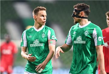 Auch Niklas Moisander (links) und Milos Veljkovic dürfen ab jetzt bis nach dem 34. Spieltag nicht mehr nach Hause.