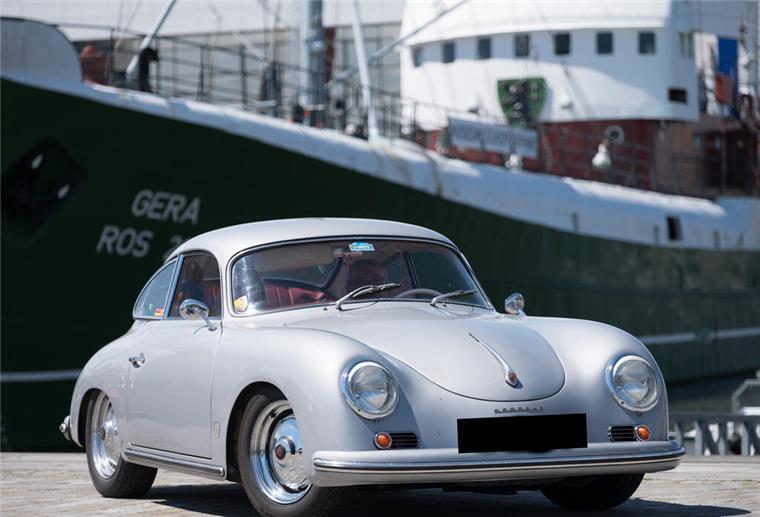 Oldtimer vor dem Museumsschiff "Gera"