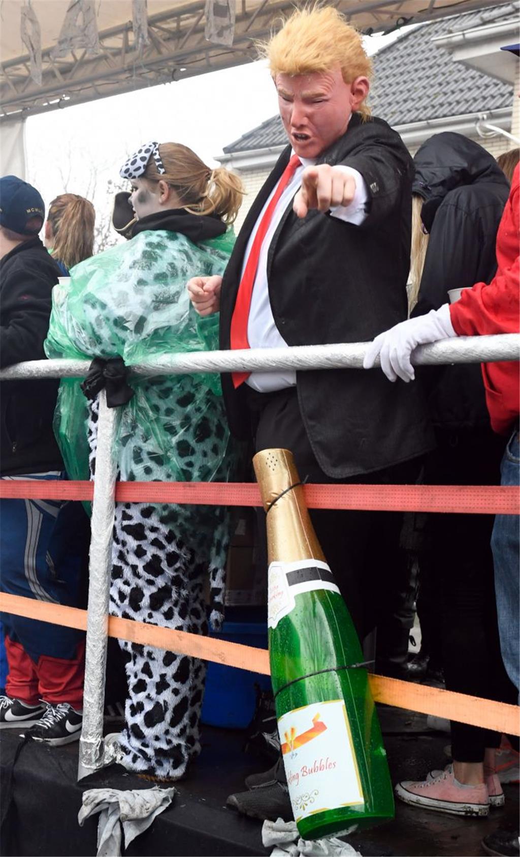 Auch &quot;Donald Trump&quot; ließ sich beim Umzug in Wehdel blicken. Foto Schee...