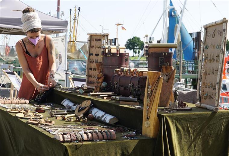 Auch Schmuck wird wieder zu den Angeboten des Kunst- und Handwerkermarkts in Fedderwardersiel gehören.