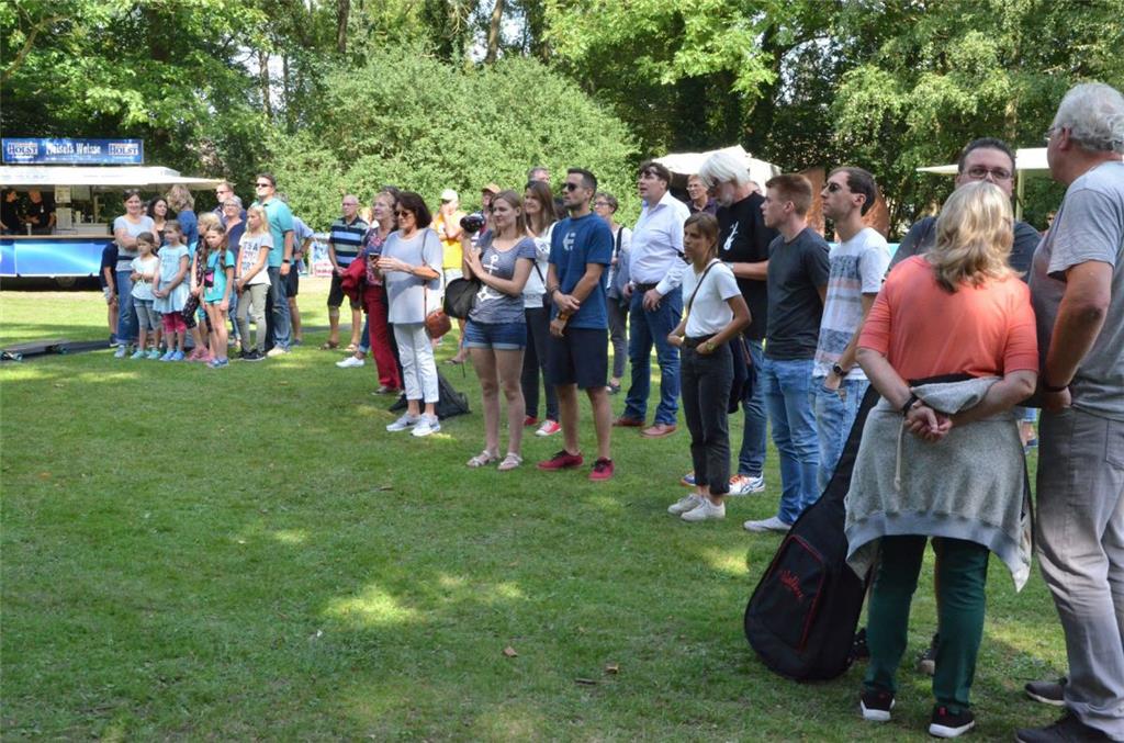 Auch schon am Nachmittag waren viele Besucher beim LoxRock in Loxstedt im Getrud...
