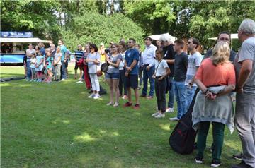 Auch schon am Nachmittag waren viele Besucher beim LoxRock in Loxstedt im Getrud...