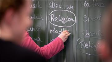 Auch Schüler, die anderen Religionen angehören, dürfen den christlichen Religionsunterricht besuchen. (Illustration)