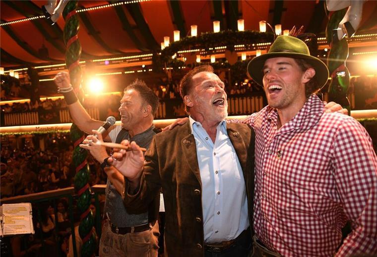 Schwarzenegger gibt auf der Wiesn den Takt an Auch Schwarzeneggers Sohn Christopher war dabei.