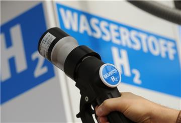 Auch schwere Nutzfahrzeuge sollen künftig mit Wasserstoffelektroantrieb ausgerüstet werden. Dafür wird in Bremerhaven eine Konzeptstudie entwickelt.