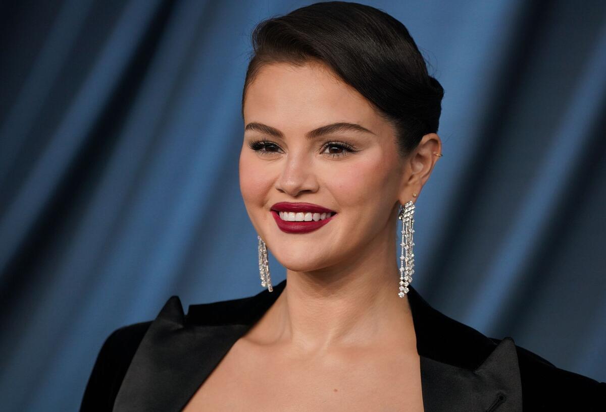 Kim Kardashian mit verhülltem Kopf bei Gala Auch Selena Gomez war Gast bei der Spendengala.
