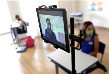 Auch so kann Distanzunterricht aussehen: Beim Unterricht in Halbgruppen wird die andere Klassenhälfte per Video zugeschaltet.