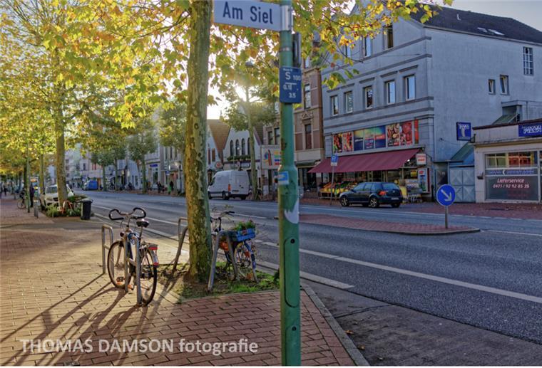 Auch so kann man die Hafenstraße in Bremerhaven sehen: Der Foto-Künstler Thomas Damson hat sie in seinem Fotoblog mit Blick für ihre Reize portraitiert.