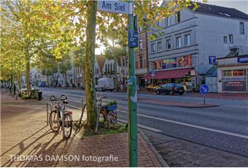 Auch so kann man die Hafenstraße in Bremerhaven sehen: Der Foto-Künstler Thomas Damson hat sie in seinem Fotoblog mit Blick für ihre Reize portraitiert.