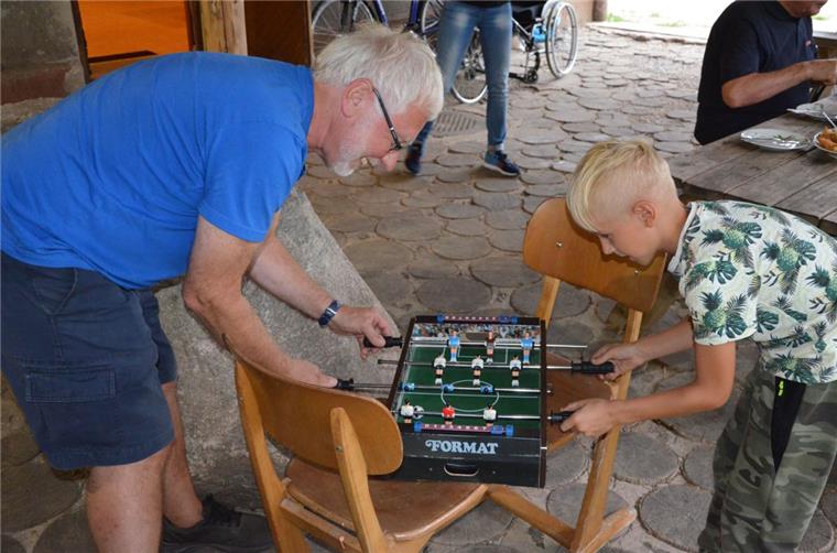 Helfer aus der Wesermarsch bringen Hilfsgüter nach Litauen Auch Spielzeug befand sich unter den Spenden, die an die arme Bevölkerung von Litauen geliefert wurden.