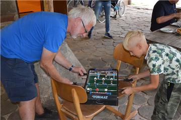 Auch Spielzeug befand sich unter den Spenden, die an die arme Bevölkerung von Litauen geliefert wurden.