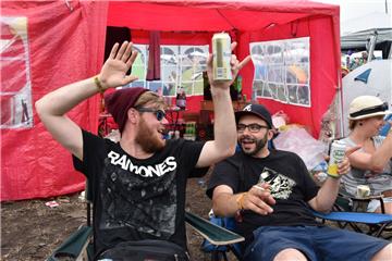 Auch tagsüber herrscht schon ausgelassene Stimmung auf dem Zeltplatz. 