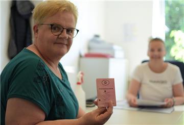 Auch Tanja Prigge (links) ist zum Umtausch ihres Führerscheins zu Sachbearbeiterin Heike Heins ins Beverstedter Rathaus gekommen – obwohl die 53-Jährige noch bis Anfang 2024 Zeit mit dem Umtausch hätte.