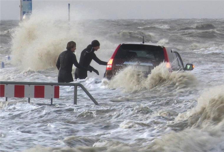 Auch Teile der Küstenregion sollten dem Experten zufolge nicht mehr besiedelt werden. Die Gefahr durch Extremwetter-Ereignisse wie Sturmfluten (hier ein Bild aus Dagebüll in Schleswig-Holstein) sei zu extrem.