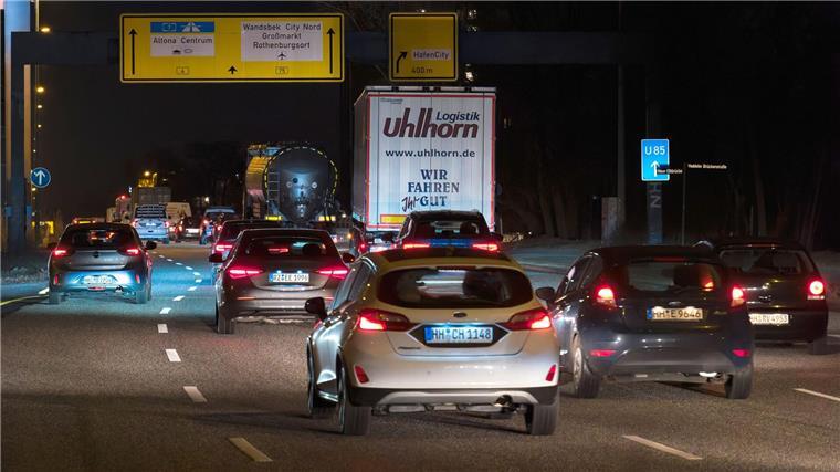 Warnstreik bei Hamburgs großen Bühnen Auch um den umliegenden Straßen rollte der Verkehr weitgehend normal.